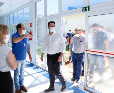 O governador Carlos Massa Ratinho Junior esteve nesta quinta-feira (9) no Hospital Regional do Norte Pioneiro, em Santo Antônio da Platina. A unidade é considerada estratégica no combate ao novo coronavírus e terá dez leitos de UTI e oito enfermarias já a partir da semana que vem.