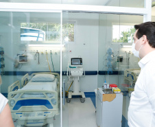 O governador Carlos Massa Ratinho Junior esteve nesta quinta-feira (9) no Hospital Regional do Norte Pioneiro, em Santo Antônio da Platina. A unidade é considerada estratégica no combate ao novo coronavírus e terá dez leitos de UTI e oito enfermarias já a partir da semana que vem.