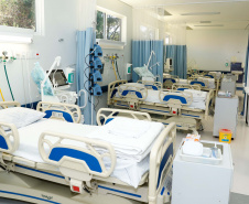 O governador Carlos Massa Ratinho Junior esteve nesta quinta-feira (9) no Hospital Regional do Norte Pioneiro, em Santo Antônio da Platina. A unidade é considerada estratégica no combate ao novo coronavírus e terá dez leitos de UTI e oito enfermarias já a partir da semana que vem.
