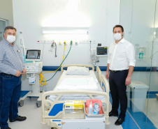 O governador Carlos Massa Ratinho Junior esteve nesta quinta-feira (9) no Hospital Regional do Norte Pioneiro, em Santo Antônio da Platina. A unidade é considerada estratégica no combate ao novo coronavírus e terá dez leitos de UTI e oito enfermarias já a partir da semana que vem.