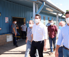 O governador Carlos Massa Ratinho Junior esteve nesta quinta-feira (9) no Hospital Regional do Norte Pioneiro, em Santo Antônio da Platina. A unidade é considerada estratégica no combate ao novo coronavírus e terá dez leitos de UTI e oito enfermarias já a partir da semana que vem.