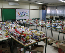 Escolas estaduais distribuem kits de merenda. Foto:SEED