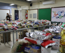 Escolas estaduais distribuem kits de merenda. Foto:SEED