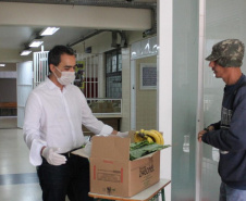 Escolas estaduais distribuem kits de merenda. Foto:SEED