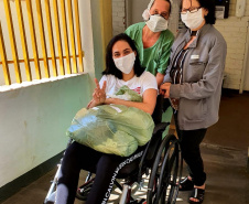 Quem se emociona por poder voltar para casa recuperada, depois de 20 dias de internamento por causa da Covid-19, é a dona de casa Lillian Marques Gontijo, de 33 anos. Ela recebeu alta do Hospital Universitário de Londrina, no Norte do Estado, na quinta-feira (9), com direito a comemoração por parte da equipe que cuidou dela no HU. 
.Foto: Divulgação/SESA
