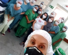 Quem se emociona por poder voltar para casa recuperada, depois de 20 dias de internamento por causa da Covid-19, é a dona de casa Lillian Marques Gontijo, de 33 anos. Ela recebeu alta do Hospital Universitário de Londrina, no Norte do Estado, na quinta-feira (9), com direito a comemoração por parte da equipe que cuidou dela no HU. .Foto: Divulgação/SESA

