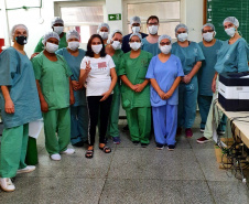 Quem se emociona por poder voltar para casa recuperada, depois de 20 dias de internamento por causa da Covid-19, é a dona de casa Lillian Marques Gontijo, de 33 anos. Ela recebeu alta do Hospital Universitário de Londrina, no Norte do Estado, na quinta-feira (9), com direito a comemoração por parte da equipe que cuidou dela no HU. 
.Foto: Divulgação/SESA
