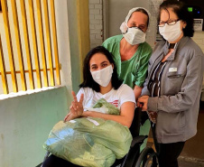 Quem se emociona por poder voltar para casa recuperada, depois de 20 dias de internamento por causa da Covid-19, é a dona de casa Lillian Marques Gontijo, de 33 anos. Ela recebeu alta do Hospital Universitário de Londrina, no Norte do Estado, na quinta-feira (9), com direito a comemoração por parte da equipe que cuidou dela no HU.Foto: Divulgação/SESA
