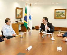 O governador Carlos Massa Ratinho Junior lançou nesta segunda-feira (13) o Telemedicina Paraná, um serviço de atendimento de saúde online, que vai auxiliar nas medidas de enfrentamento à Covid-19. Além de agilizar o atendimento à população, a plataforma ajuda a desafogar as unidades de saúde, evita aglomerações e deslocamentos, protege os profissionais de saúde e possibilita que o cidadão possa ser consultado diretamente de sua casa.