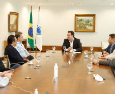 O governador Carlos Massa Ratinho Junior lançou nesta segunda-feira (13) o Telemedicina Paraná, um serviço de atendimento de saúde online, que vai auxiliar nas medidas de enfrentamento à Covid-19. Além de agilizar o atendimento à população, a plataforma ajuda a desafogar as unidades de saúde, evita aglomerações e deslocamentos, protege os profissionais de saúde e possibilita que o cidadão possa ser consultado diretamente de sua casa.