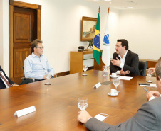 O governador Carlos Massa Ratinho Junior lançou nesta segunda-feira (13) o Telemedicina Paraná, um serviço de atendimento de saúde online, que vai auxiliar nas medidas de enfrentamento à Covid-19. Além de agilizar o atendimento à população, a plataforma ajuda a desafogar as unidades de saúde, evita aglomerações e deslocamentos, protege os profissionais de saúde e possibilita que o cidadão possa ser consultado diretamente de sua casa.