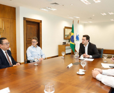 O governador Carlos Massa Ratinho Junior lançou nesta segunda-feira (13) o Telemedicina Paraná, um serviço de atendimento de saúde online, que vai auxiliar nas medidas de enfrentamento à Covid-19. Além de agilizar o atendimento à população, a plataforma ajuda a desafogar as unidades de saúde, evita aglomerações e deslocamentos, protege os profissionais de saúde e possibilita que o cidadão possa ser consultado diretamente de sua casa.