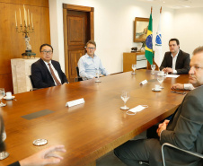 O governador Carlos Massa Ratinho Junior lançou nesta segunda-feira (13) o Telemedicina Paraná, um serviço de atendimento de saúde online, que vai auxiliar nas medidas de enfrentamento à Covid-19. Além de agilizar o atendimento à população, a plataforma ajuda a desafogar as unidades de saúde, evita aglomerações e deslocamentos, protege os profissionais de saúde e possibilita que o cidadão possa ser consultado diretamente de sua casa.