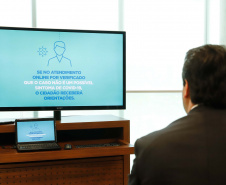O governador Carlos Massa Ratinho Junior lançou nesta segunda-feira (13) o Telemedicina Paraná, um serviço de atendimento de saúde online, que vai auxiliar nas medidas de enfrentamento à Covid-19. Além de agilizar o atendimento à população, a plataforma ajuda a desafogar as unidades de saúde, evita aglomerações e deslocamentos, protege os profissionais de saúde e possibilita que o cidadão possa ser consultado diretamente de sua casa.