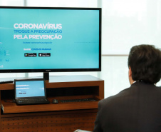 O governador Carlos Massa Ratinho Junior lançou nesta segunda-feira (13) o Telemedicina Paraná, um serviço de atendimento de saúde online, que vai auxiliar nas medidas de enfrentamento à Covid-19. Além de agilizar o atendimento à população, a plataforma ajuda a desafogar as unidades de saúde, evita aglomerações e deslocamentos, protege os profissionais de saúde e possibilita que o cidadão possa ser consultado diretamente de sua casa.