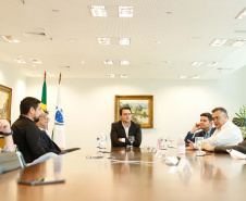 O governador Carlos Massa Ratinho Junior lançou nesta segunda-feira (13) o Telemedicina Paraná, um serviço de atendimento de saúde online, que vai auxiliar nas medidas de enfrentamento à Covid-19. Além de agilizar o atendimento à população, a plataforma ajuda a desafogar as unidades de saúde, evita aglomerações e deslocamentos, protege os profissionais de saúde e possibilita que o cidadão possa ser consultado diretamente de sua casa.