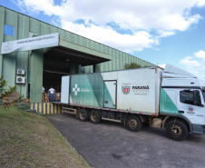 A Secretaria de Estado da Saúde iniciou nesta segunda-feira (13) o envio de mais 530 mil equipamentos de proteção individual (EPI’s) para as 22 Regionais de Saúde do Paraná. Os materiais incluem máscaras, luvas, tocas, aventais, óculos de proteção e álcool em gel.