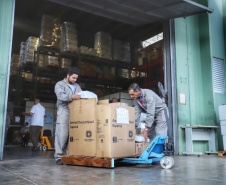 A Secretaria de Estado da Saúde iniciou nesta segunda-feira (13) o envio de mais 530 mil equipamentos de proteção individual (EPI’s) para as 22 Regionais de Saúde do Paraná. Os materiais incluem máscaras, luvas, tocas, aventais, óculos de proteção e álcool em gel.
