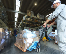A Secretaria de Estado da Saúde iniciou nesta segunda-feira (13) o envio de mais 530 mil equipamentos de proteção individual (EPI’s) para as 22 Regionais de Saúde do Paraná. Os materiais incluem máscaras, luvas, tocas, aventais, óculos de proteção e álcool em gel.