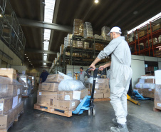 A Secretaria de Estado da Saúde iniciou nesta segunda-feira (13) o envio de mais 530 mil equipamentos de proteção individual (EPI’s) para as 22 Regionais de Saúde do Paraná. Os materiais incluem máscaras, luvas, tocas, aventais, óculos de proteção e álcool em gel.