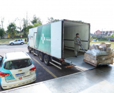A Secretaria de Estado da Saúde iniciou nesta segunda-feira (13) o envio de mais 530 mil equipamentos de proteção individual (EPI’s) para as 22 Regionais de Saúde do Paraná. Os materiais incluem máscaras, luvas, tocas, aventais, óculos de proteção e álcool em gel.