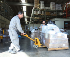 A Secretaria de Estado da Saúde iniciou nesta segunda-feira (13) o envio de mais 530 mil equipamentos de proteção individual (EPI’s) para as 22 Regionais de Saúde do Paraná. Os materiais incluem máscaras, luvas, tocas, aventais, óculos de proteção e álcool em gel.