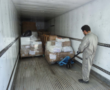 A Secretaria de Estado da Saúde iniciou nesta segunda-feira (13) o envio de mais 530 mil equipamentos de proteção individual (EPI’s) para as 22 Regionais de Saúde do Paraná. Os materiais incluem máscaras, luvas, tocas, aventais, óculos de proteção e álcool em gel.