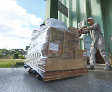 A Secretaria de Estado da Saúde iniciou nesta segunda-feira (13) o envio de mais 530 mil equipamentos de proteção individual (EPI’s) para as 22 Regionais de Saúde do Paraná. Os materiais incluem máscaras, luvas, tocas, aventais, óculos de proteção e álcool em gel.