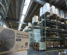 A Secretaria de Estado da Saúde iniciou nesta segunda-feira (13) o envio de mais 530 mil equipamentos de proteção individual (EPI’s) para as 22 Regionais de Saúde do Paraná. Os materiais incluem máscaras, luvas, tocas, aventais, óculos de proteção e álcool em gel.