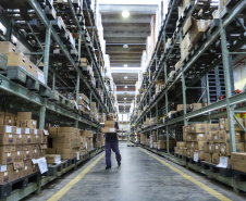 A Secretaria de Estado da Saúde iniciou nesta segunda-feira (13) o envio de mais 530 mil equipamentos de proteção individual (EPI’s) para as 22 Regionais de Saúde do Paraná. Os materiais incluem máscaras, luvas, tocas, aventais, óculos de proteção e álcool em gel.