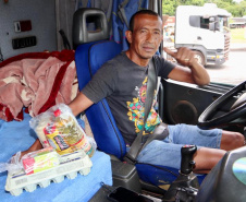 Caminhoneiros recebem kit alimentação no Porto de Paranaguá. Foto: Portos do Paraná