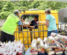 Caminhoneiros recebem kit alimentação no Porto de Paranaguá. Foto: Portos do Paraná