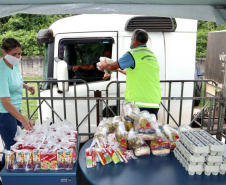 Caminhoneiros recebem kit alimentação no Porto de Paranaguá. Foto: Portos do Paraná