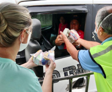 Caminhoneiros recebem kit alimentação no Porto de Paranaguá. Foto: Portos do Paraná