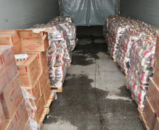Caminhoneiros recebem kit alimentação no Porto de Paranaguá. Foto: Portos do Paraná