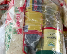 Caminhoneiros recebem kit alimentação no Porto de Paranaguá. Foto: Portos do Paraná