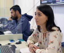 Estudantes e profissionais da área da saúde estão disponíveis 24 horas por dia para tirar as dúvidas dos paranaenses sobre o novo coronavírus. Centrais de atendimento foram instaladas pelo Governo do Estado em sete regiões para esclarecer a população sobre a pandemia da Covid-19, orientar sobre os cuidados necessários e também fazer uma espécie de triagem para quem tem os sintomas da doença.  FotoArquivo/SESA