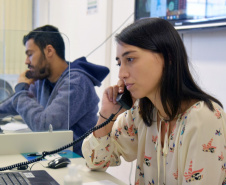 Estudantes e profissionais da área da saúde estão disponíveis 24 horas por dia para tirar as dúvidas dos paranaenses sobre o novo coronavírus. Centrais de atendimento foram instaladas pelo Governo do Estado em sete regiões para esclarecer a população sobre a pandemia da Covid-19, orientar sobre os cuidados necessários e também fazer uma espécie de triagem para quem tem os sintomas da doença.  Foto:Arquivo/SESA