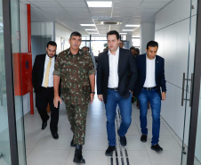 O governador Carlos Massa Ratinho Junior esteve nesta quinta-feira (16) na 5ª Divisão do Exército Brasileiro, em Curitiba. Ele foi recebido pelo comandante da 5ª Divisão, general Carlos José Russo Assumpção Penteado, e pelo comandante da 5ª Região Militar, general Claudio Senko Penkal. A unidade é responsável por Paraná e Santa Catarina.