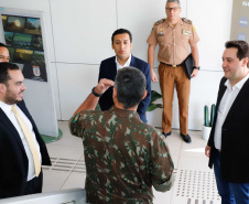 O governador Carlos Massa Ratinho Junior esteve nesta quinta-feira (16) na 5ª Divisão do Exército Brasileiro, em Curitiba. Ele foi recebido pelo comandante da 5ª Divisão, general Carlos José Russo Assumpção Penteado, e pelo comandante da 5ª Região Militar, general Claudio Senko Penkal. A unidade é responsável por Paraná e Santa Catarina.