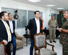O governador Carlos Massa Ratinho Junior esteve nesta quinta-feira (16) na 5ª Divisão do Exército Brasileiro, em Curitiba. Ele foi recebido pelo comandante da 5ª Divisão, general Carlos José Russo Assumpção Penteado, e pelo comandante da 5ª Região Militar, general Claudio Senko Penkal. A unidade é responsável por Paraná e Santa Catarina.