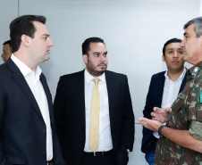 O governador Carlos Massa Ratinho Junior esteve nesta quinta-feira (16) na 5ª Divisão do Exército Brasileiro, em Curitiba. Ele foi recebido pelo comandante da 5ª Divisão, general Carlos José Russo Assumpção Penteado, e pelo comandante da 5ª Região Militar, general Claudio Senko Penkal. A unidade é responsável por Paraná e Santa Catarina.