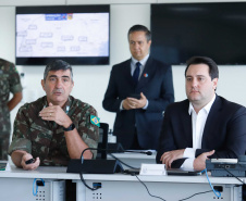 O governador Carlos Massa Ratinho Junior esteve nesta quinta-feira (16) na 5ª Divisão do Exército Brasileiro, em Curitiba. Ele foi recebido pelo comandante da 5ª Divisão, general Carlos José Russo Assumpção Penteado, e pelo comandante da 5ª Região Militar, general Claudio Senko Penkal. A unidade é responsável por Paraná e Santa Catarina.