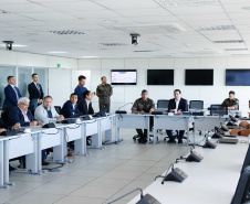 O governador Carlos Massa Ratinho Junior esteve nesta quinta-feira (16) na 5ª Divisão do Exército Brasileiro, em Curitiba. Ele foi recebido pelo comandante da 5ª Divisão, general Carlos José Russo Assumpção Penteado, e pelo comandante da 5ª Região Militar, general Claudio Senko Penkal. A unidade é responsável por Paraná e Santa Catarina.