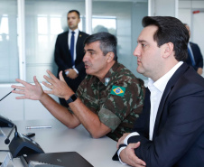 O governador Carlos Massa Ratinho Junior esteve nesta quinta-feira (16) na 5ª Divisão do Exército Brasileiro, em Curitiba. Ele foi recebido pelo comandante da 5ª Divisão, general Carlos José Russo Assumpção Penteado, e pelo comandante da 5ª Região Militar, general Claudio Senko Penkal. A unidade é responsável por Paraná e Santa Catarina.