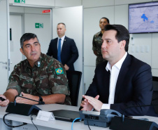O governador Carlos Massa Ratinho Junior esteve nesta quinta-feira (16) na 5ª Divisão do Exército Brasileiro, em Curitiba. Ele foi recebido pelo comandante da 5ª Divisão, general Carlos José Russo Assumpção Penteado, e pelo comandante da 5ª Região Militar, general Claudio Senko Penkal. A unidade é responsável por Paraná e Santa Catarina.