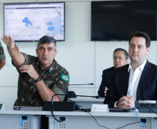 O governador Carlos Massa Ratinho Junior esteve nesta quinta-feira (16) na 5ª Divisão do Exército Brasileiro, em Curitiba. Ele foi recebido pelo comandante da 5ª Divisão, general Carlos José Russo Assumpção Penteado, e pelo comandante da 5ª Região Militar, general Claudio Senko Penkal. A unidade é responsável por Paraná e Santa Catarina.