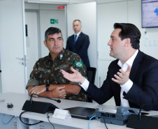 O governador Carlos Massa Ratinho Junior esteve nesta quinta-feira (16) na 5ª Divisão do Exército Brasileiro, em Curitiba. Ele foi recebido pelo comandante da 5ª Divisão, general Carlos José Russo Assumpção Penteado, e pelo comandante da 5ª Região Militar, general Claudio Senko Penkal. A unidade é responsável por Paraná e Santa Catarina.