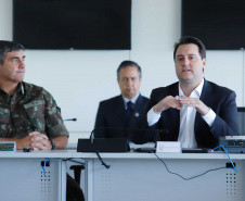 O governador Carlos Massa Ratinho Junior esteve nesta quinta-feira (16) na 5ª Divisão do Exército Brasileiro, em Curitiba. Ele foi recebido pelo comandante da 5ª Divisão, general Carlos José Russo Assumpção Penteado, e pelo comandante da 5ª Região Militar, general Claudio Senko Penkal. A unidade é responsável por Paraná e Santa Catarina.
