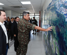 O governador Carlos Massa Ratinho Junior esteve nesta quinta-feira (16) na 5ª Divisão do Exército Brasileiro, em Curitiba. Ele foi recebido pelo comandante da 5ª Divisão, general Carlos José Russo Assumpção Penteado, e pelo comandante da 5ª Região Militar, general Claudio Senko Penkal. A unidade é responsável por Paraná e Santa Catarina.